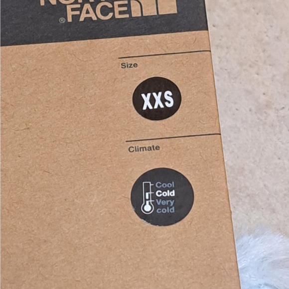 The North Face Littles Mossbud Swirl reversible mittens in a light blue color - Picture 9 of 10